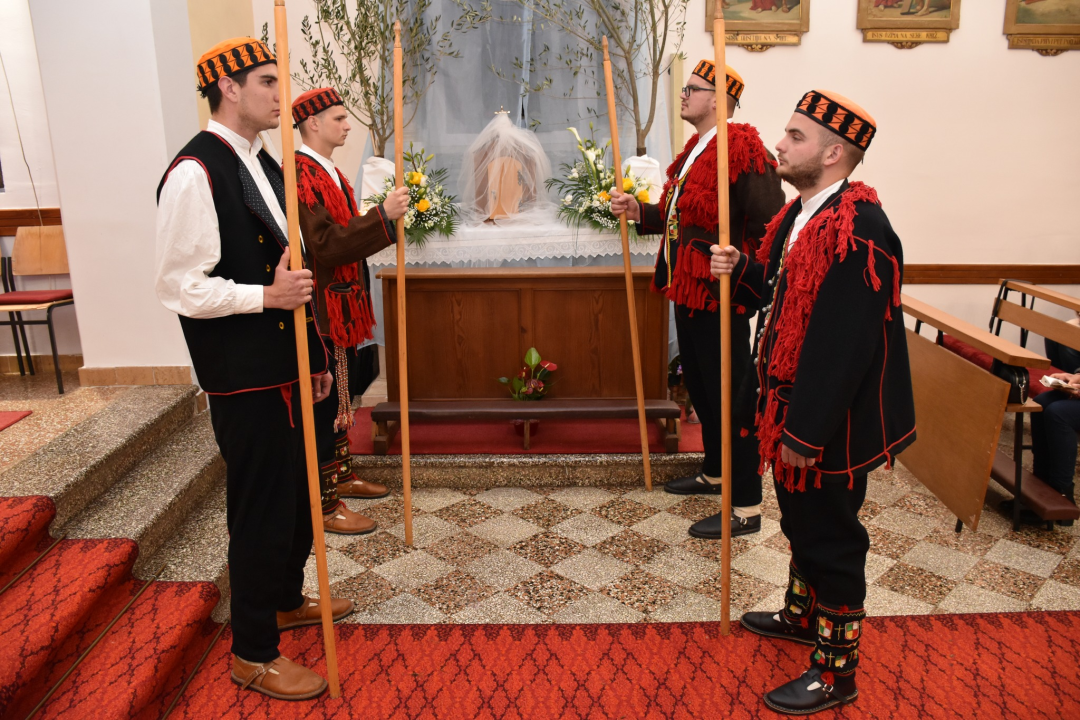 Marljivo njeguju svoje običaje: Čuvari Kristova groba u Mirloviću