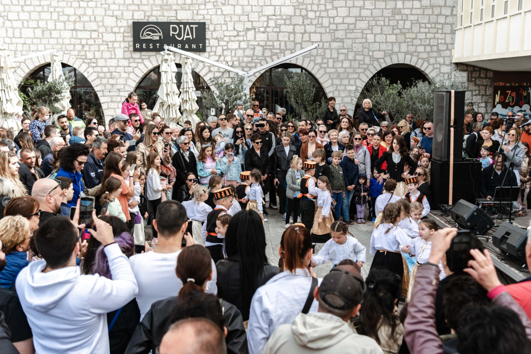 Uskrsni doručak i ove godine privukao brojne Šibenčane, fritaja 'planula' u nekoliko minuta