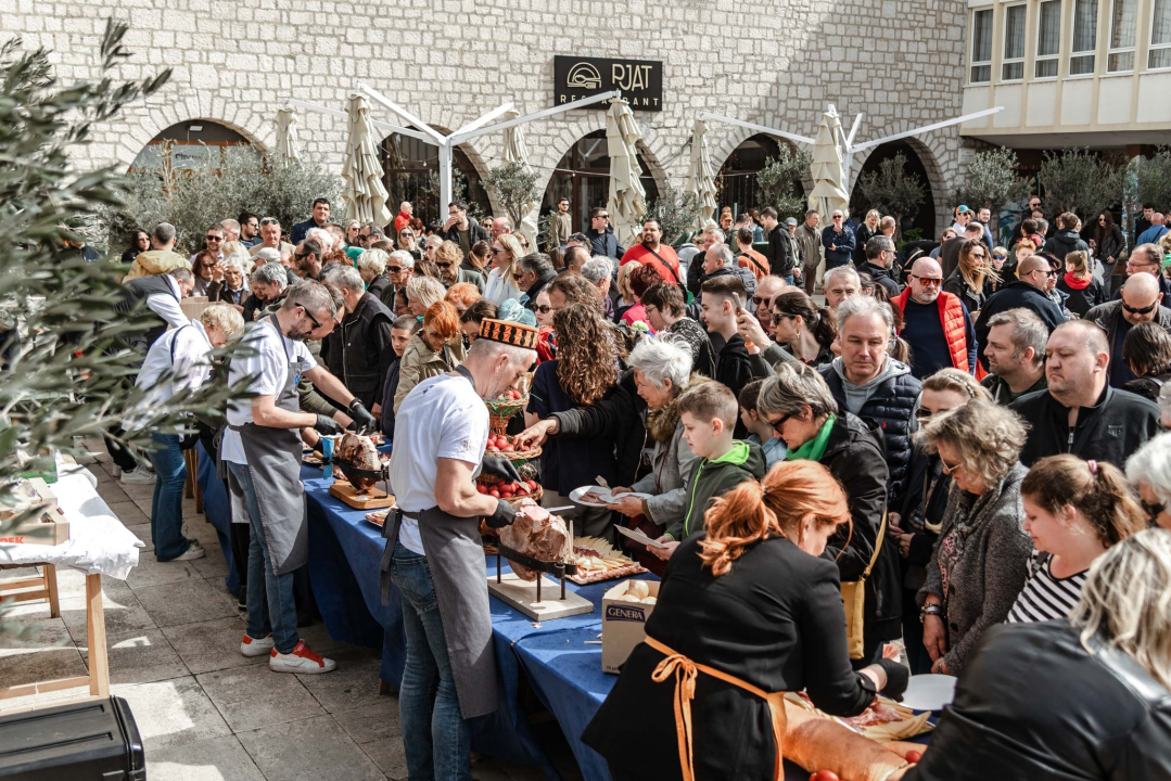 Uskrsni doručak i ove godine privukao brojne Šibenčane, fritaja 'planula' u nekoliko minuta