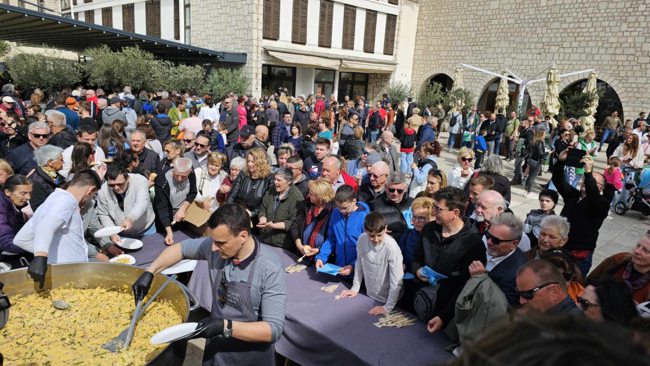 Uskrsni doručak i ove godine privukao brojne Šibenčane, fritaja 'planula' u nekoliko minuta