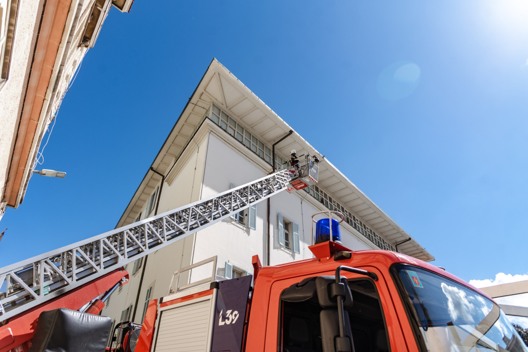 Pažnju građana privukla vatrogasna dizalica iznad gradske uprave: Makli su komad lima koji je prijetio pasti