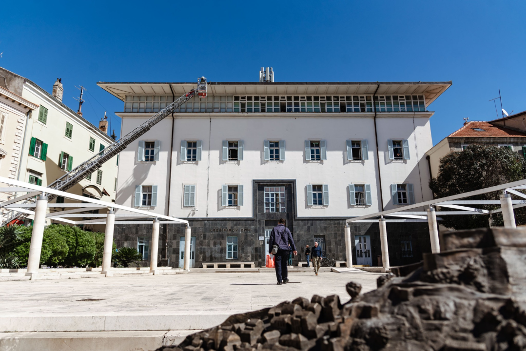 Pažnju građana privukla vatrogasna dizalica iznad gradske uprave: Makli su komad lima koji je prijetio pasti