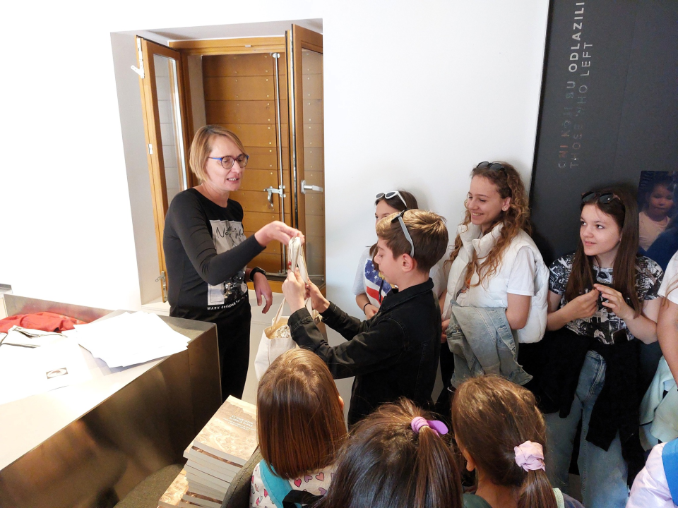 Na Zlarinu otvorena izložba likovnih i literarnih radova s natječaja Mačke