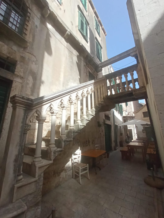 Je li crkva sv. Duha starija od prvog spomena Šibenika, kako to piše u matrikuli bratovštine? 