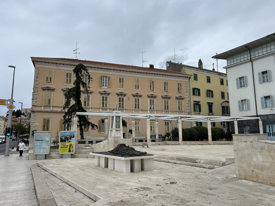 Stablo ispred Gradske uprave kapituliralo pred pilom: 'Počelo se sušiti pa smo uklonili zbog sigurnosti'