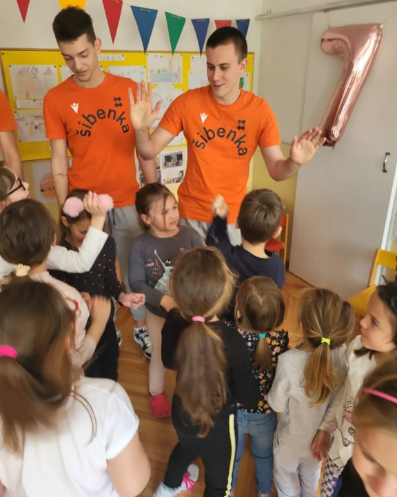 Klarin, Škugor i Brajković posjetili najmlađe navijače u DV Vjeverica 