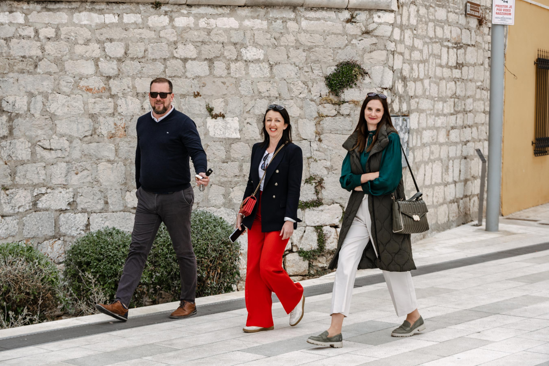 Ležerne kombinacije lijepih dama iz đira koje će vas osvojiti! 