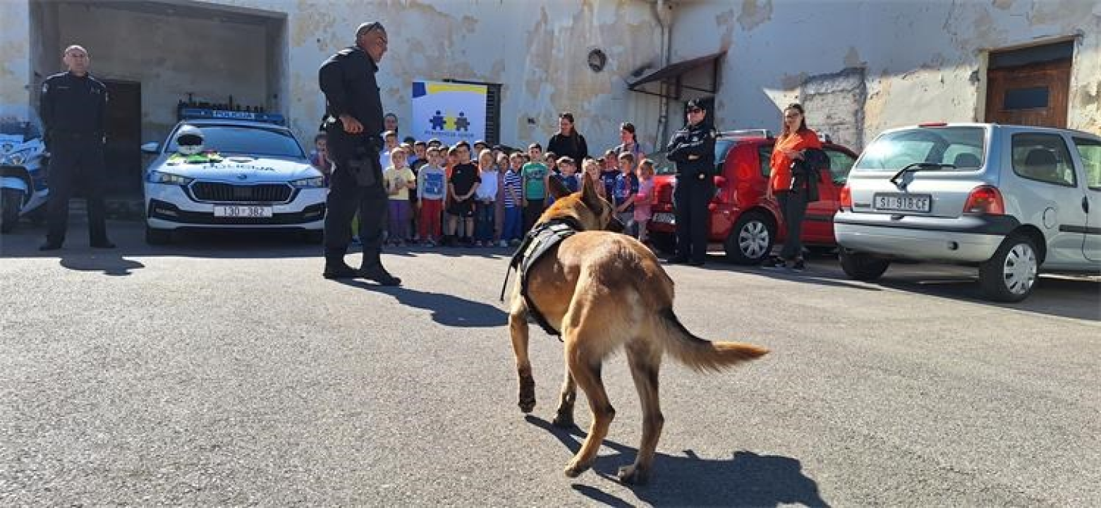 Djeca iz vrtića Blažena Hozana posjetila policiju, oduševio ih pas tragač/napadač Thanos-Tigar
