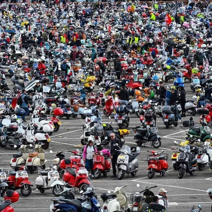 Članovi VK Šibenik sudjelovali na svečanoj povorci Vespa World Days 2024.  