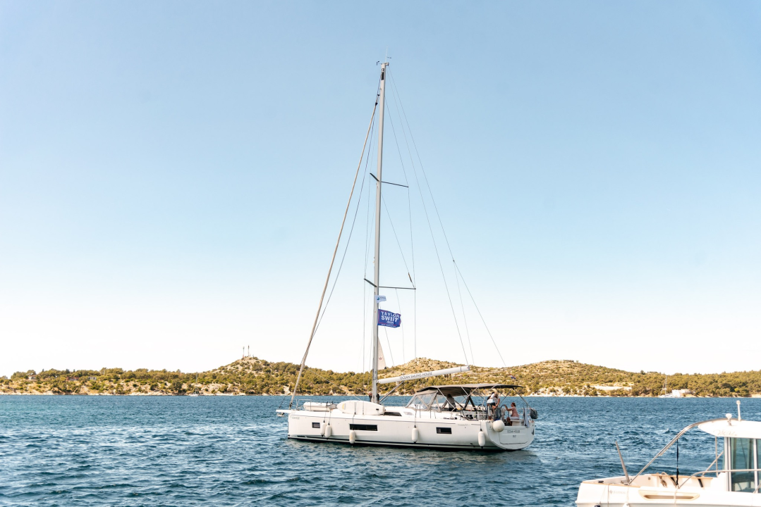 Na jarbolu je zastava Taylor Swift, ali sumnjamo da bi se ona u Šibeniku pojavila bez 40-metarske jahte