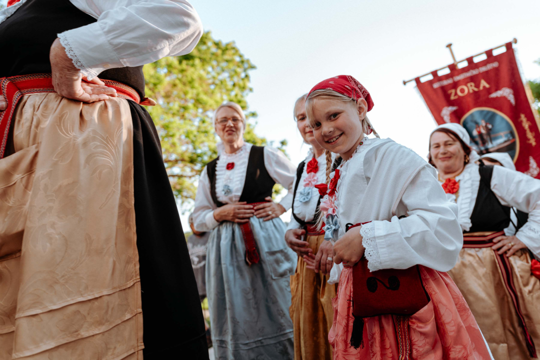 Šibenikom prošlo više od 300 članova kulturnih društava, nošnjama oduševili prolaznike 