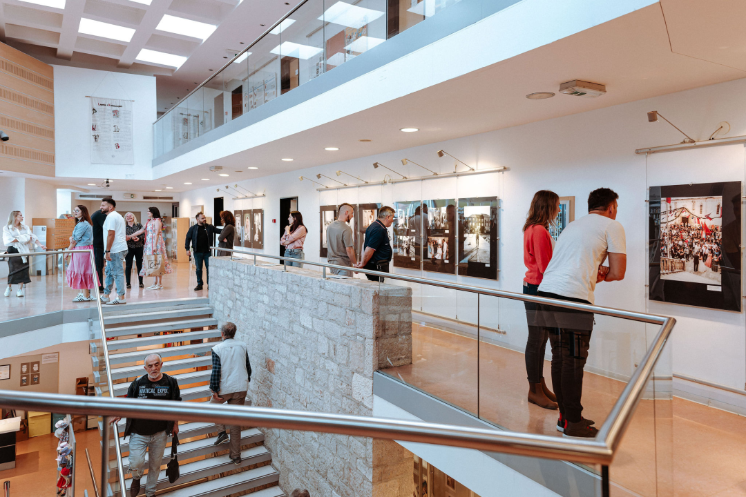 U knjižnici otvorena izložba 'Izađi mala' Sanje Dugandžić