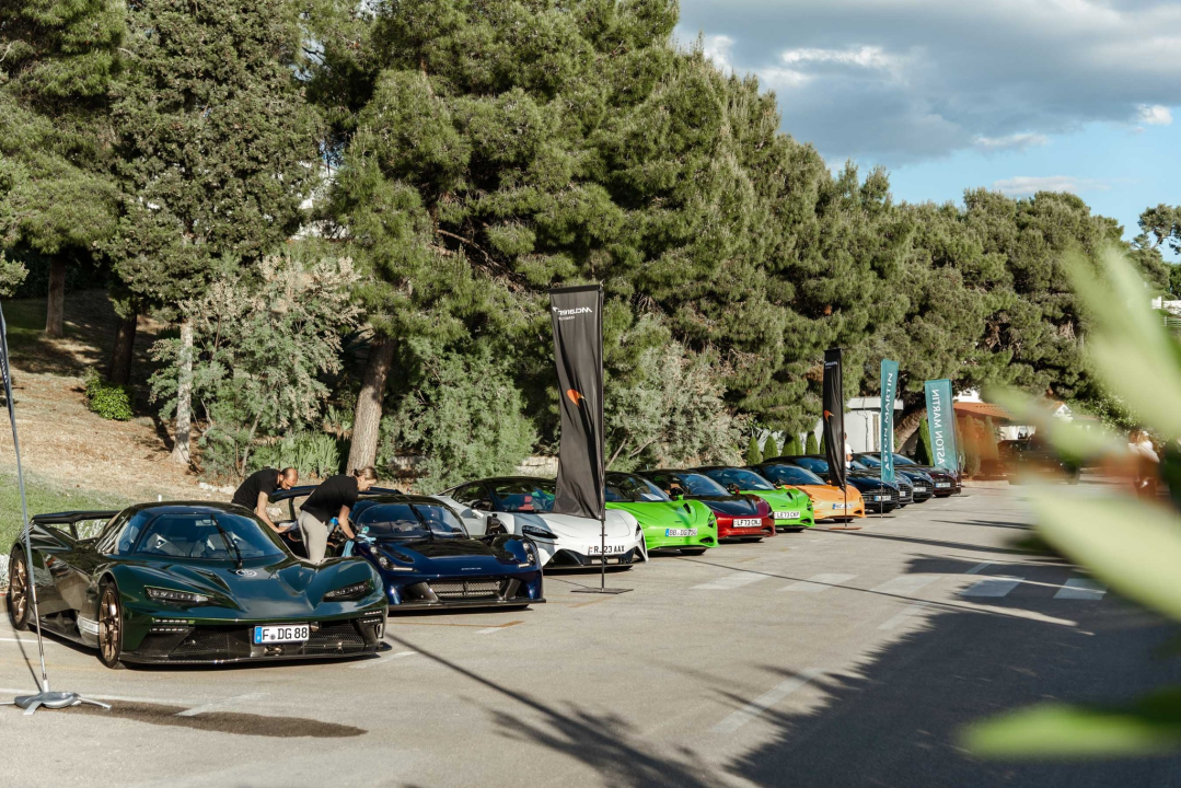 Spoj ekskluzivnih jahti i isto takvih automobila u marini u Mandalini