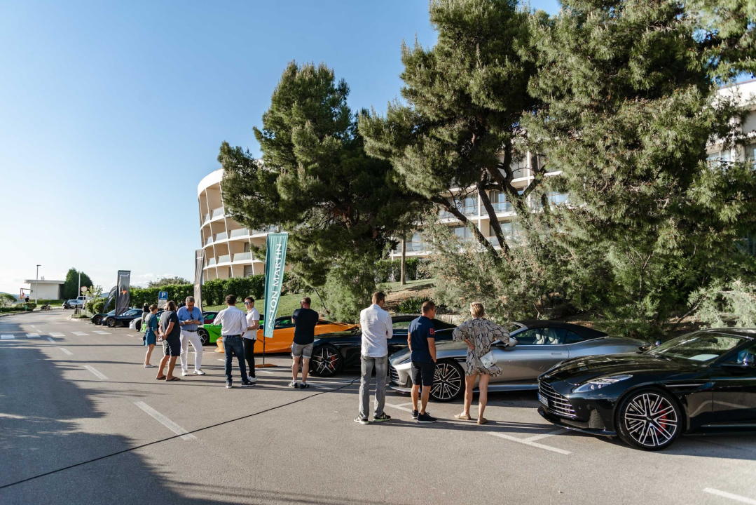 Spoj ekskluzivnih jahti i isto takvih automobila u marini u Mandalini