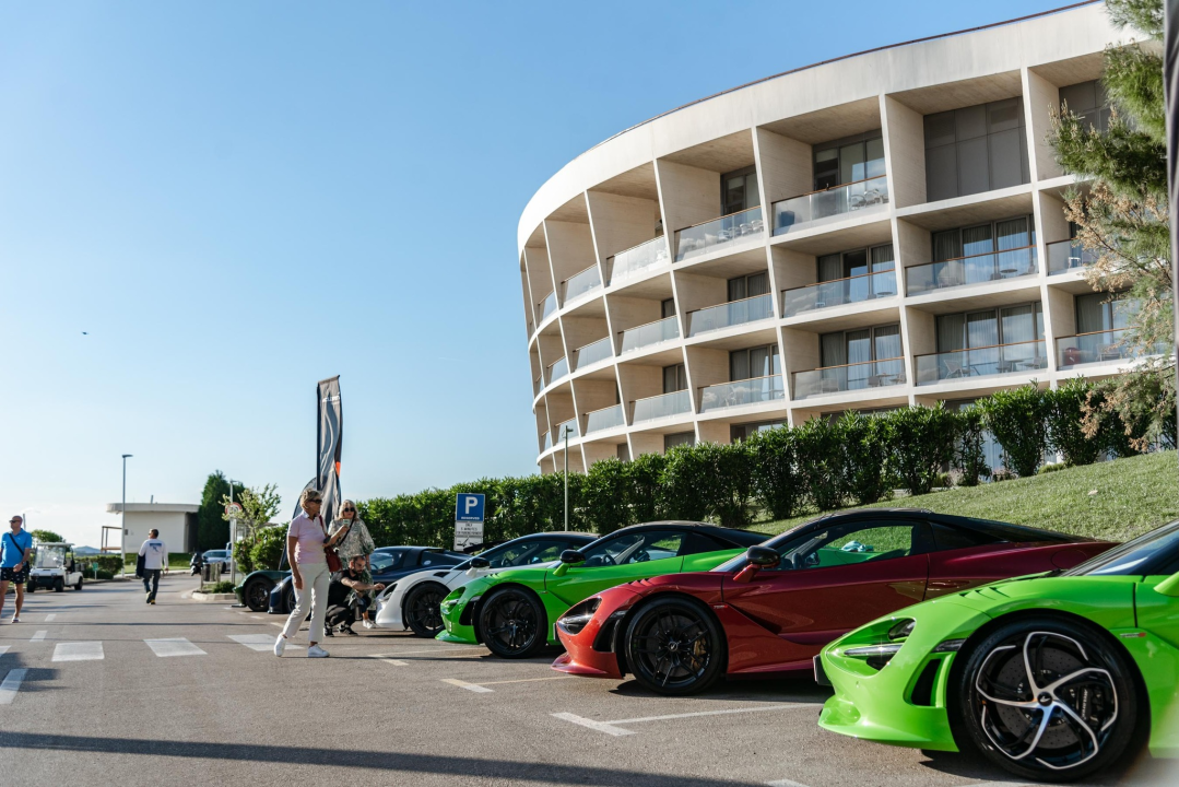 Spoj ekskluzivnih jahti i isto takvih automobila u marini u Mandalini