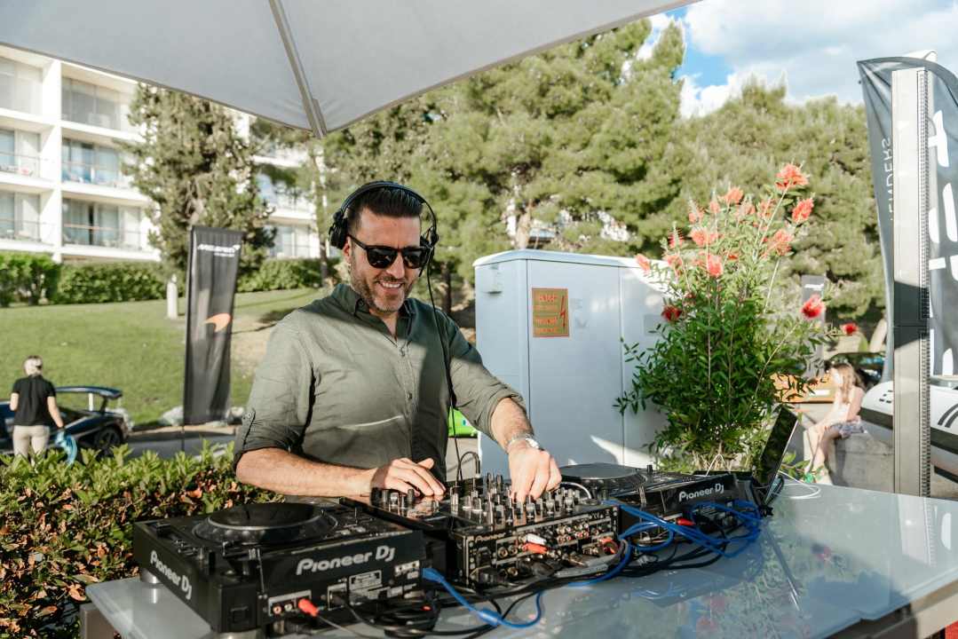 Spoj ekskluzivnih jahti i isto takvih automobila u marini u Mandalini