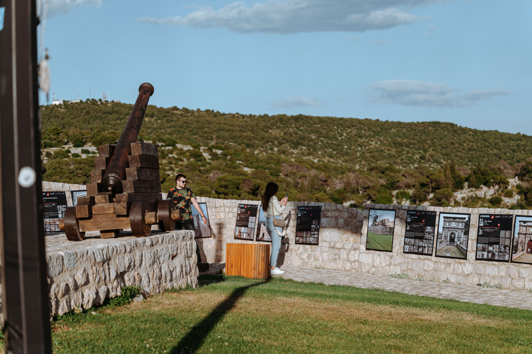 Odlično raspoložena publika i fantastičan nastup Urbana i gudača na Tvrđavi sv. Mihovil