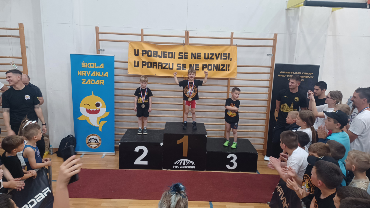 Najmlađi šibenski hrvači uspješni na turniru u Zadru, svih osam osvojilo medalje