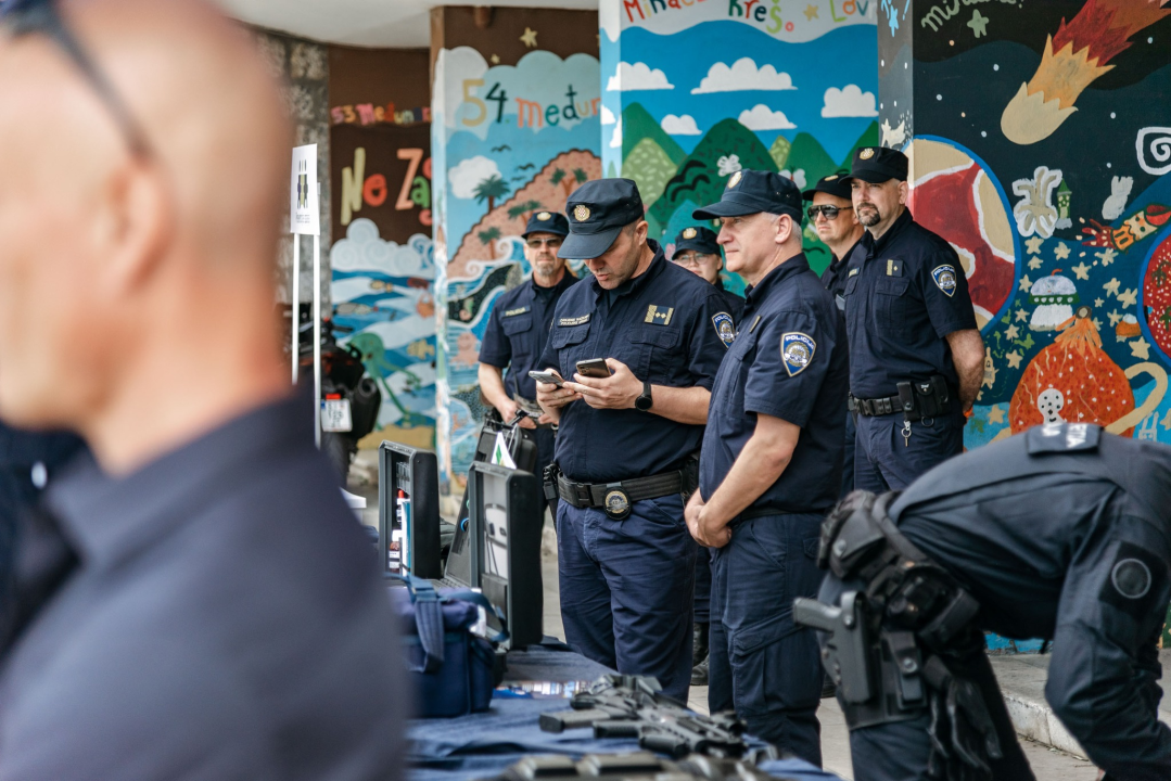Policajci 'zauzeli' trg ispred Županije kako bi prezentirali svoje zanimanje