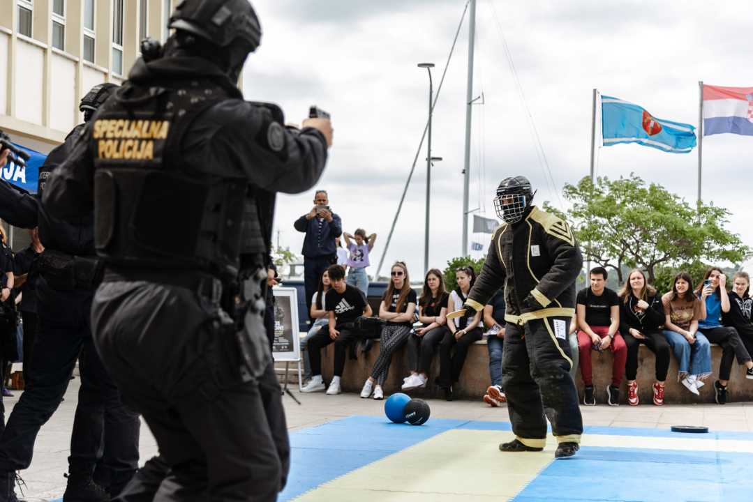 Policajci 'zauzeli' trg ispred Županije kako bi prezentirali svoje zanimanje