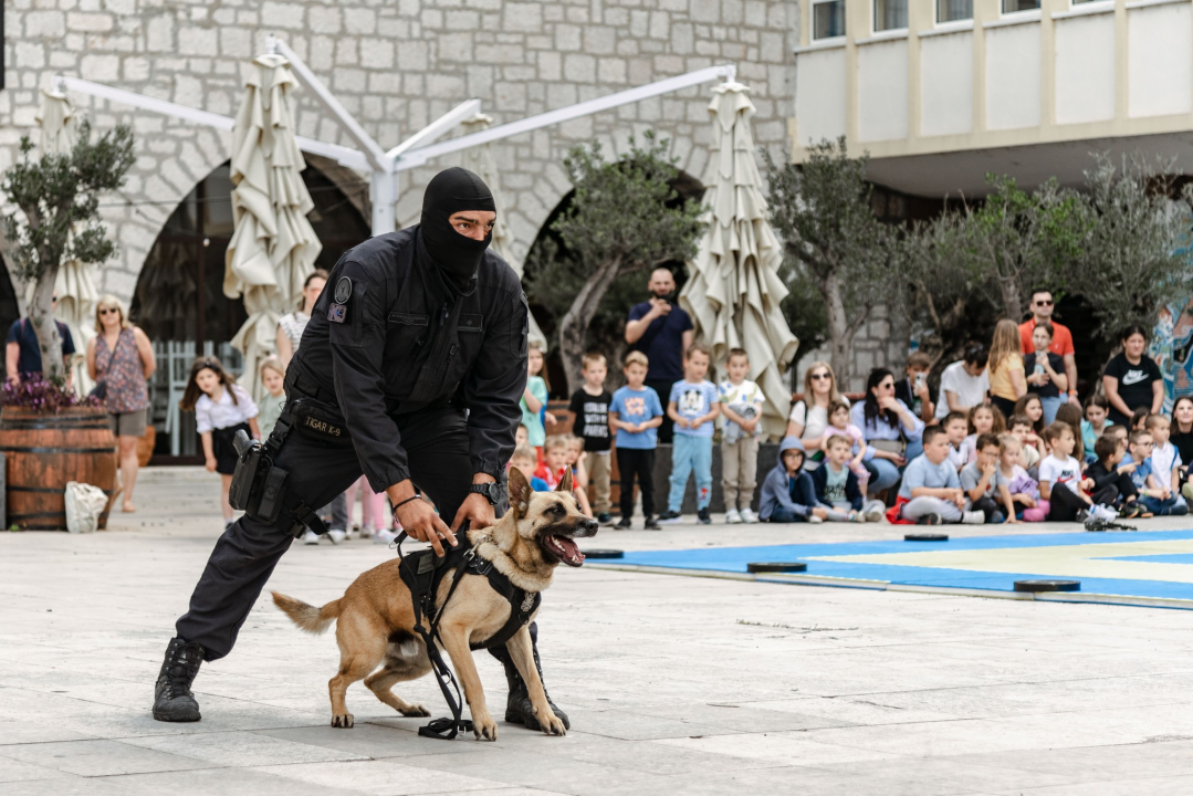Policajci 'zauzeli' trg ispred Županije kako bi prezentirali svoje zanimanje