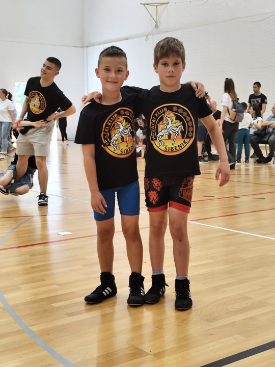 Najmlađi šibenski hrvači uspješni na turniru u Zadru, svih osam osvojilo medalje