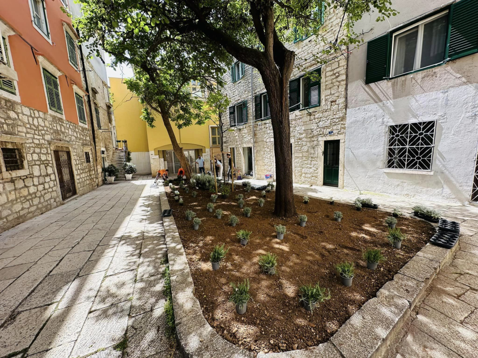 U centru grada uređena nova zelena površina: 'Neka ovo bude poticaj i drugim kvartovima'