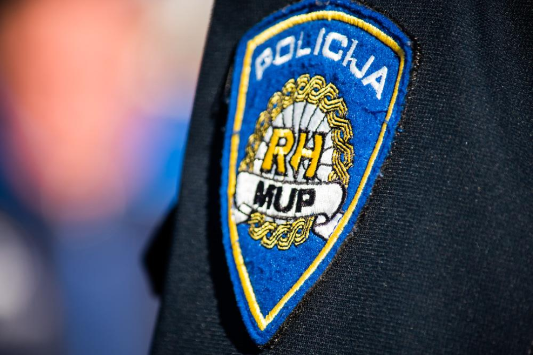 Vozilo se nakon izlijetanja kod Vile Velebita više puta preokrenulo, vozač prevezen u bolnicu