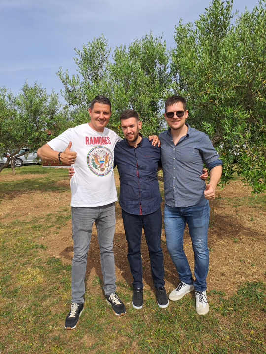 Šibenski studenti na OPG-u Uroda učili o značenju maslinovog ulja kao lijeka i hrane