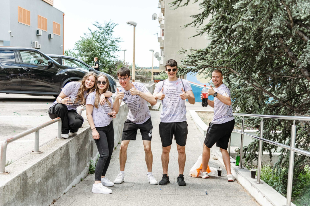 Šibenski maturanti opraštaju se od škole: Slave uz domaće hitove, a budućnost vide vani