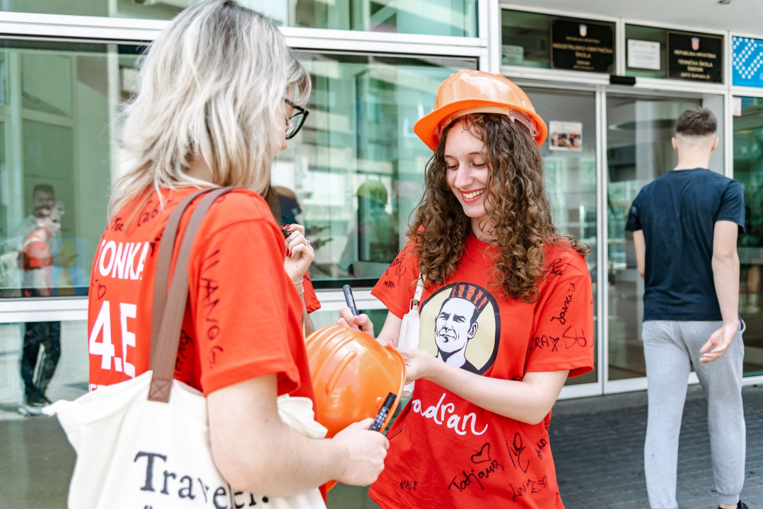 Šibenski maturanti opraštaju se od škole: Slave uz domaće hitove, a budućnost vide vani