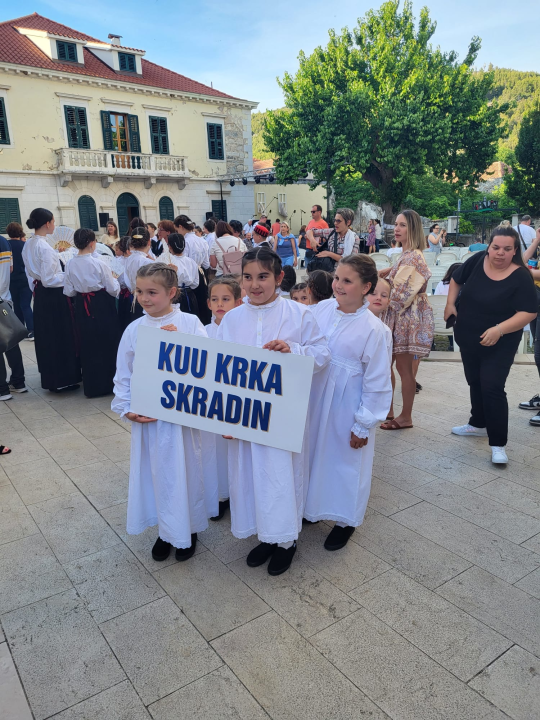 Smotra dječjeg folklora u Skradinu okupila djecu iz 11 skupina