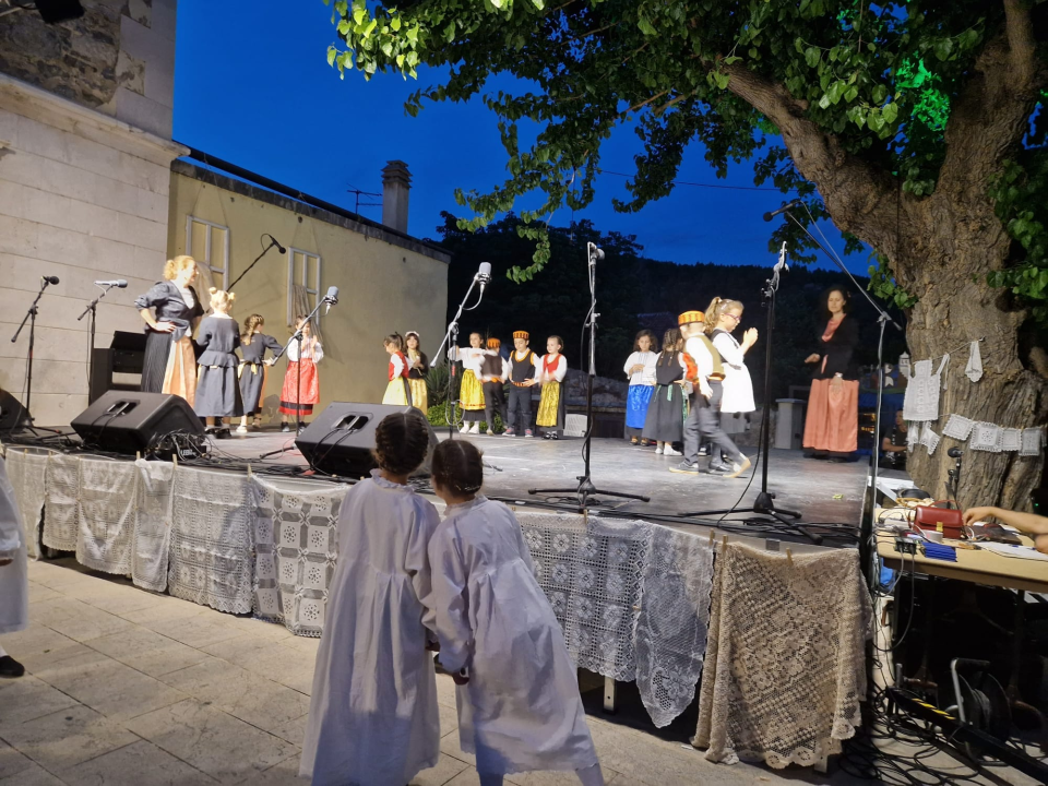Smotra dječjeg folklora u Skradinu okupila djecu iz 11 skupina