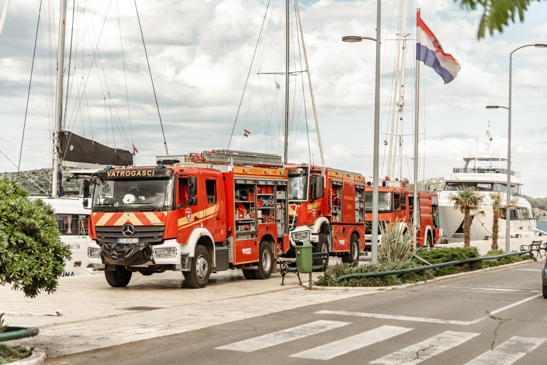 Vatrogasci na rivi kroz igru učili djecu o važnosti prevencije požara 