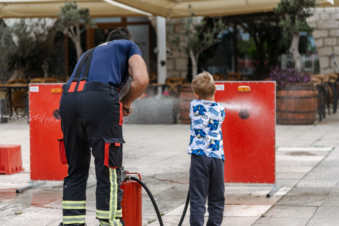 Vatrogasci na rivi kroz igru učili djecu o važnosti prevencije požara 
