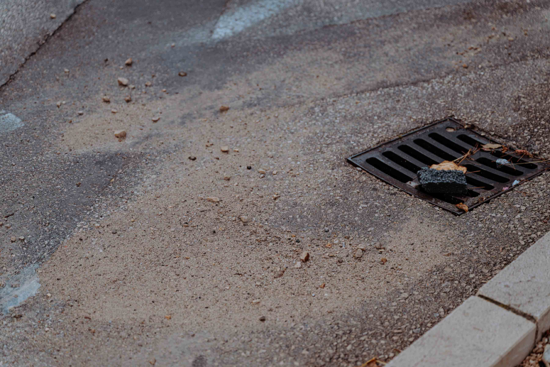 Obilna kiša poplavila rivu i zamutila more: ‘Smrad fekalija je nesnošljiv’ 