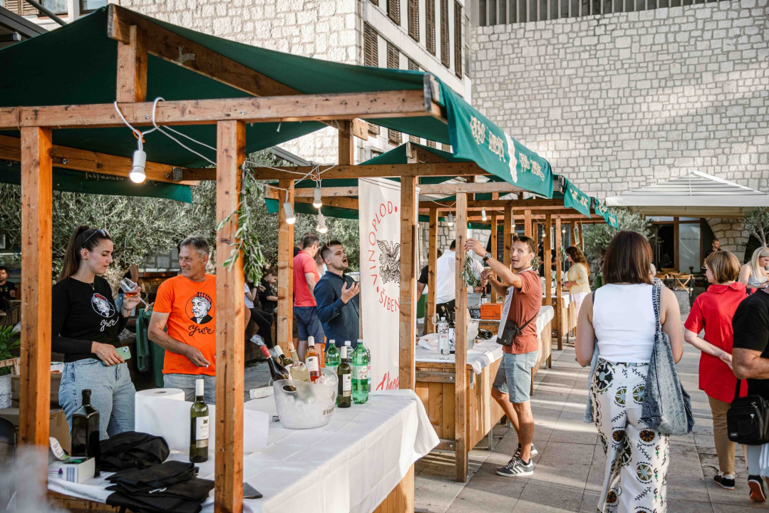 Zbog jednog skladnog para trg ispred Županije i ove je godine pun