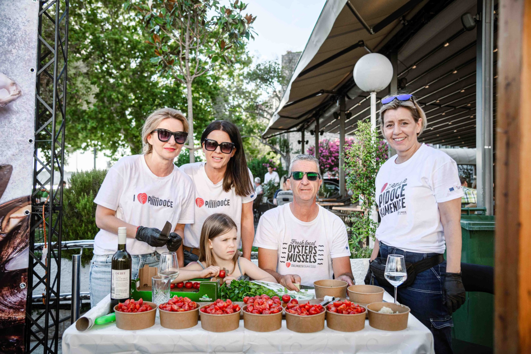 Zbog jednog skladnog para trg ispred Županije i ove je godine pun