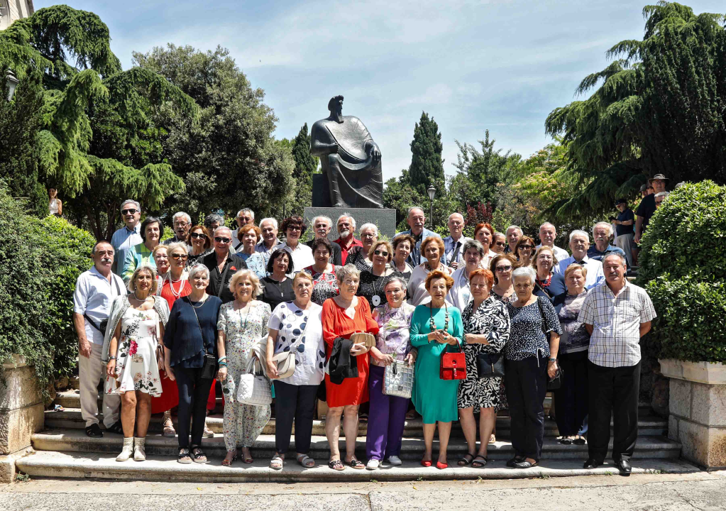 Ovi ljudi su završili šibensku gimnaziju prije 55 godina, danas su se okupili