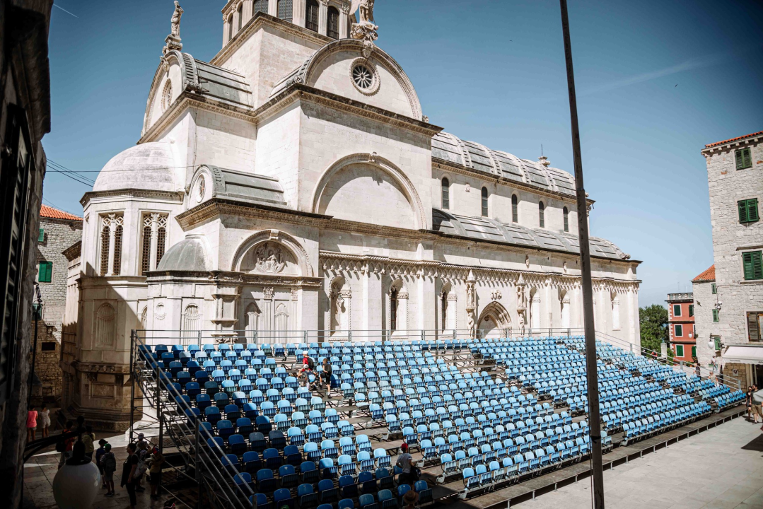 Prvi vjesnici MDF-a na šibenskim ulicama, zastavice kao znak najveselijeg doba  