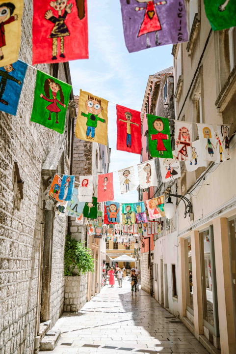 Prvi vjesnici MDF-a na šibenskim ulicama, zastavice kao znak najveselijeg doba  