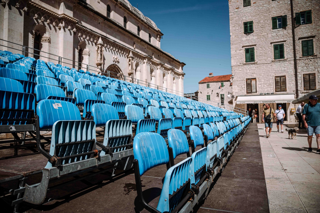 Prvi vjesnici MDF-a na šibenskim ulicama, zastavice kao znak najveselijeg doba  