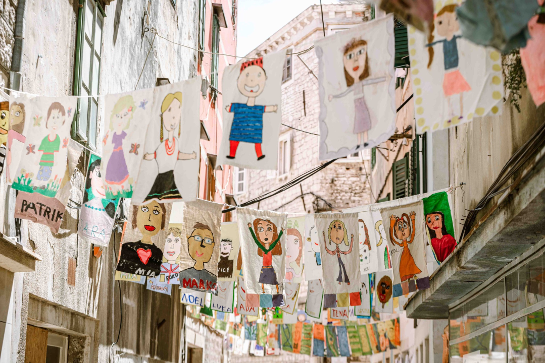 Prvi vjesnici MDF-a na šibenskim ulicama, zastavice kao znak najveselijeg doba  