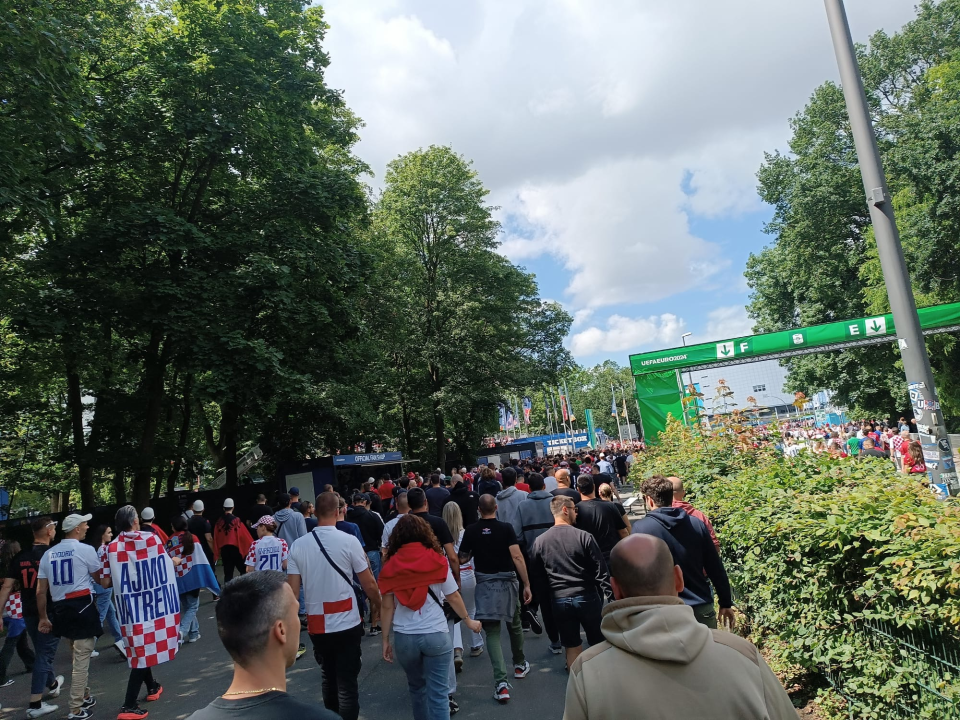 Za Hrvatsku su sa stadiona na Šubićevcu navijali i učenici s učiteljicama