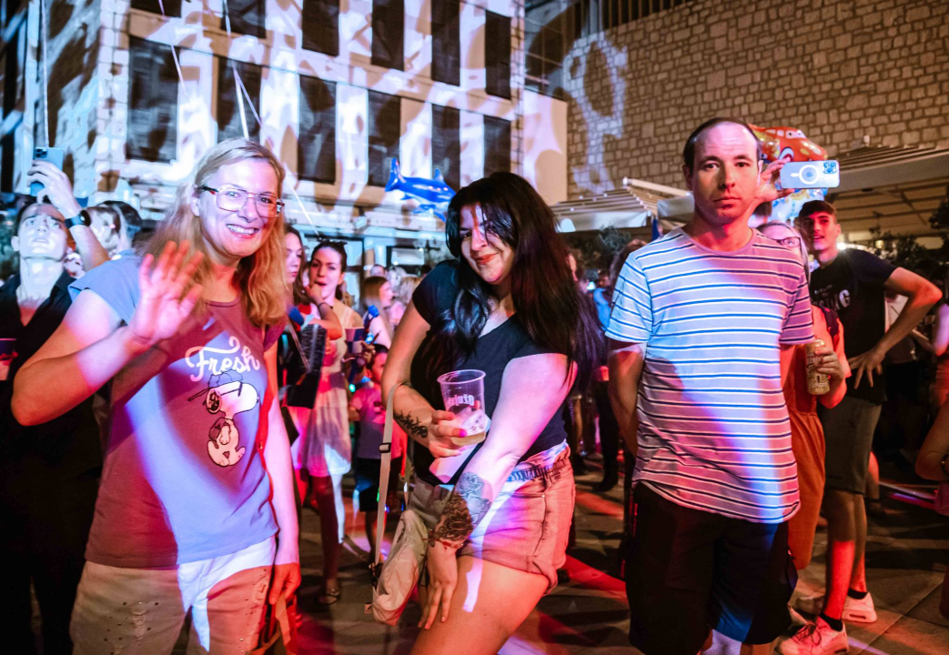 Šibenska noć izvukla ljude u grad, a zabavljao ih je Magazin dobrim starim hitovima