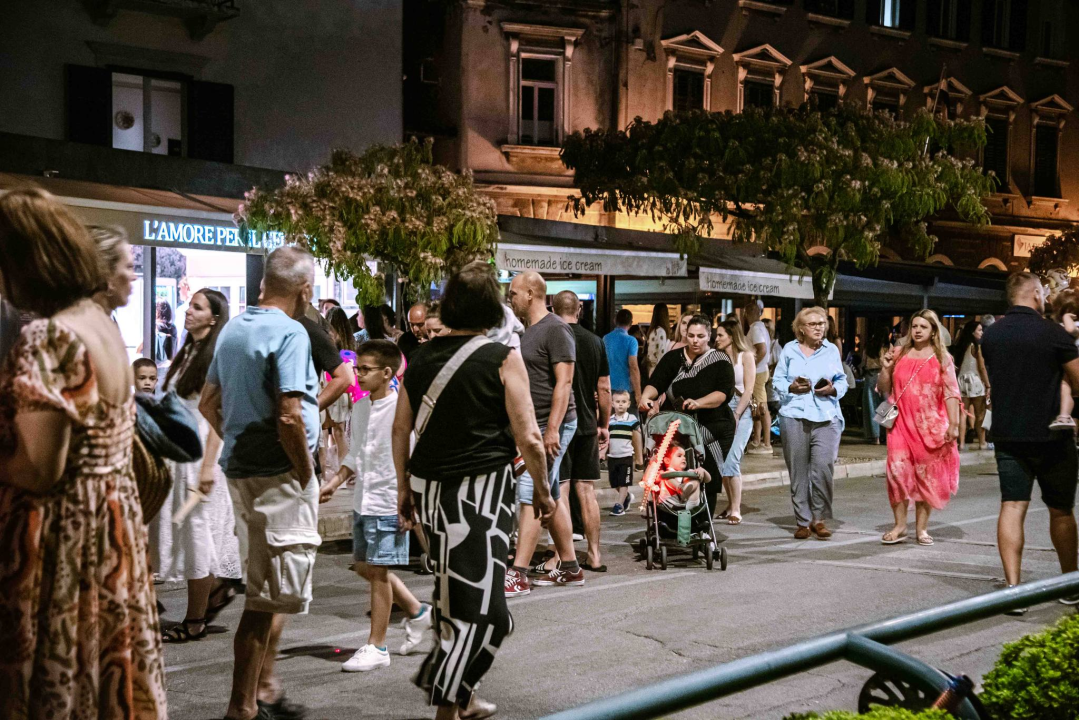 Šibenska noć izvukla ljude u grad, a zabavljao ih je Magazin dobrim starim hitovima