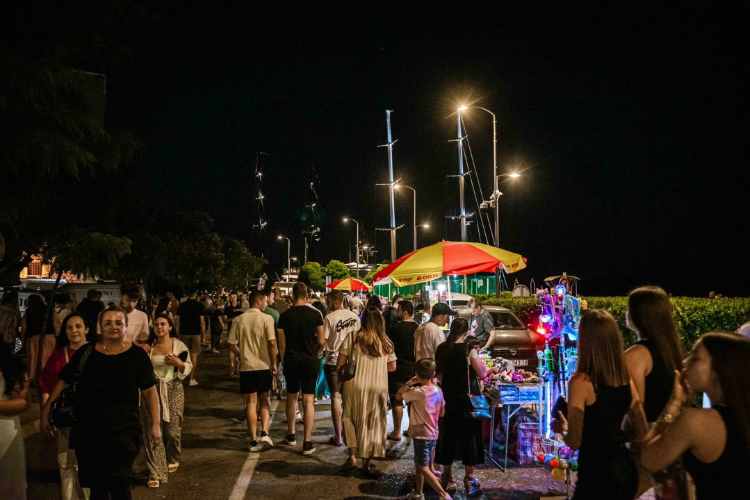 Šibenska noć izvukla ljude u grad, a zabavljao ih je Magazin dobrim starim hitovima