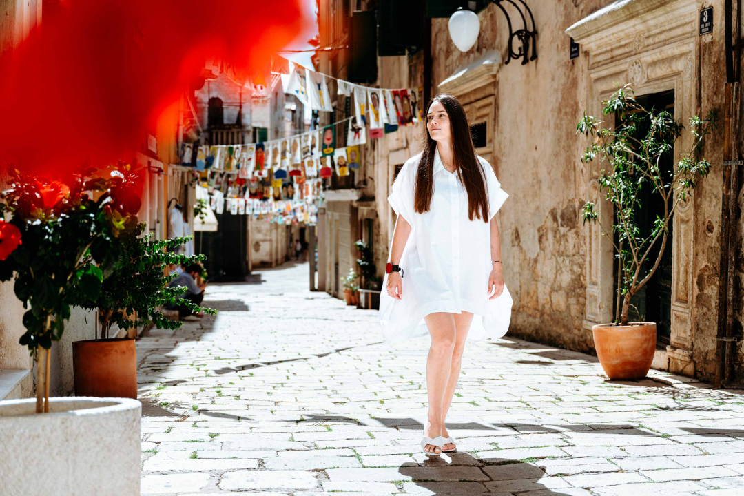 Za žene koje ne robuju trendovima: U Galeriju Juraj Dalmatinac stigla ljetna kolekcija Zorana Mrvoša   