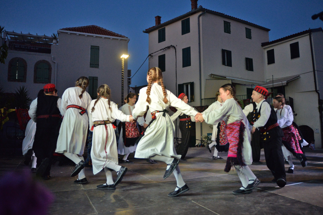 Manifestacijom koja je okupila 500 sudionika Betinjani pokazali ljubav prema tradiciji