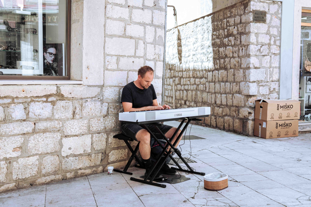 Poznato lice iz kulinarskih TV emisija nevolja je, zbog jedne žene, učinila uličnim sviračem